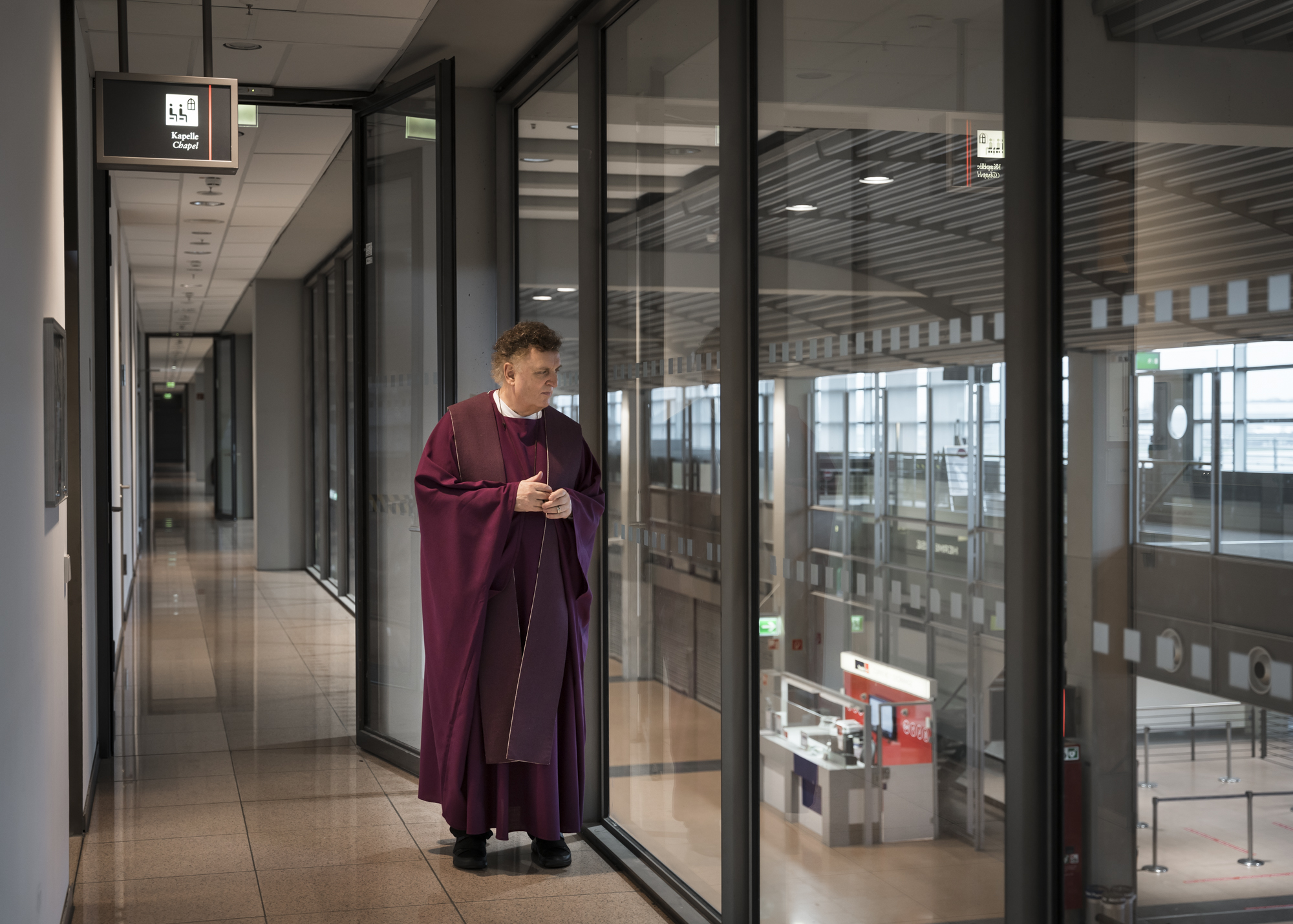 Paula Markert – „So close to heaven“ / DIE ZEIT Christ und Welt / 2020 die_zeit_flughafenpfarrer_008.jpg