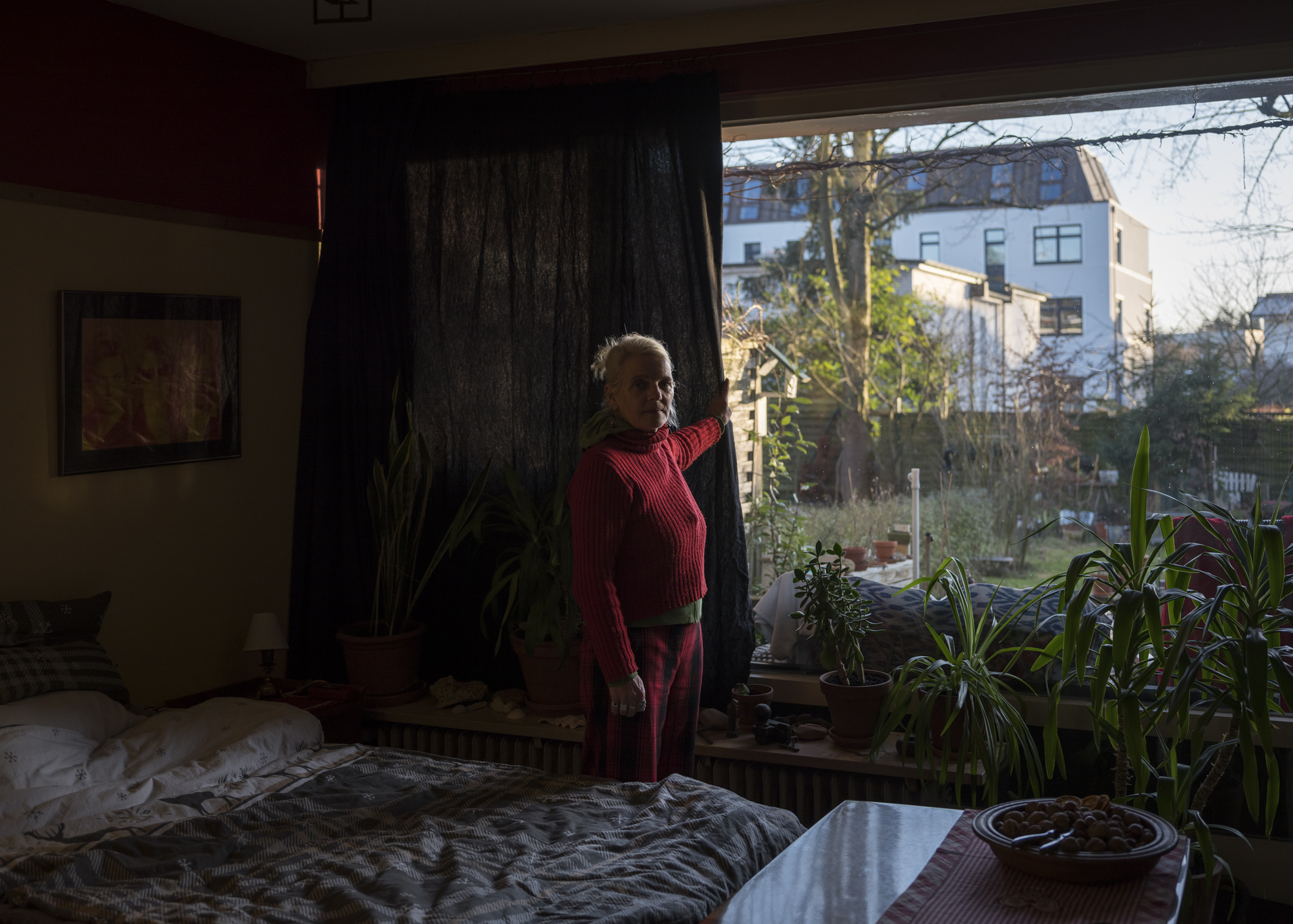 Paula Markert – I can see that: There are no savings here / Zeit Online / 2023 rotes_telefon_08.jpg